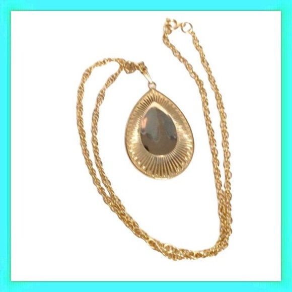 Coro Pegasus Vintage Tear Drop Pendant necklace - Picture 3 of 7